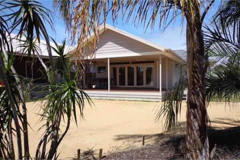 Pet friendly, fast internet, 100 steps to the lake