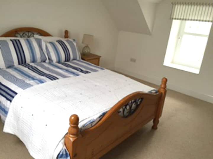 Ardview House设有3间宽敞的双人卧室，每间双人房均设有套内卫生间。