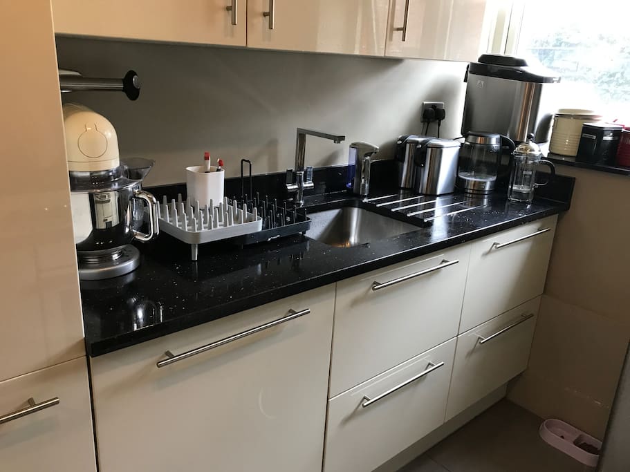 Kitchen with dishwasher and washer dryer