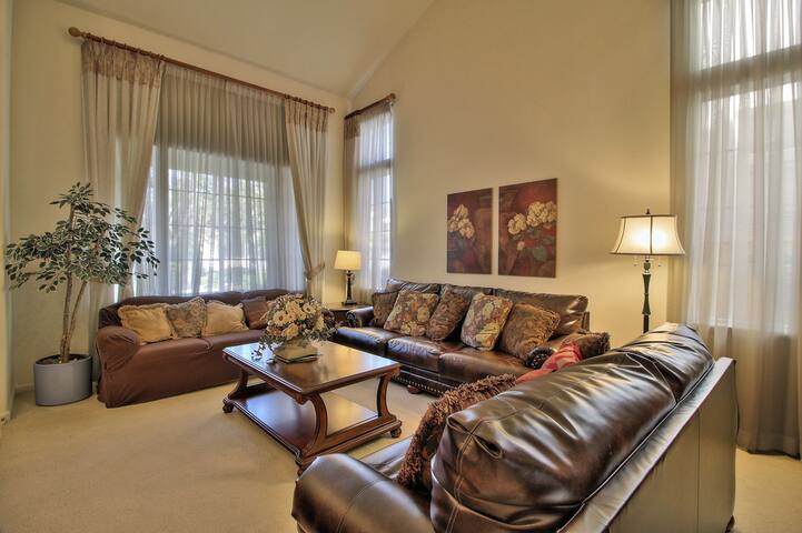 Large Gorgeous Corporate House In Prime Location gallery image 4