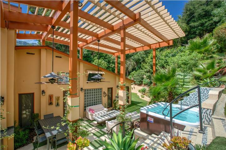 Skyhill Oasis with Hot Tub – Walk to Universal gallery image 4