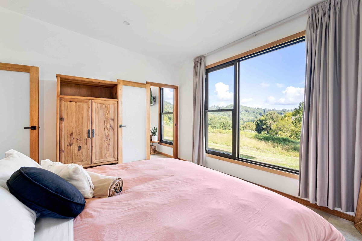 
在精致的别墅卧室中尽情享受纯粹的奢华与宁静。 优雅的设计、奢华的便利设施和令人叹为观止的美景