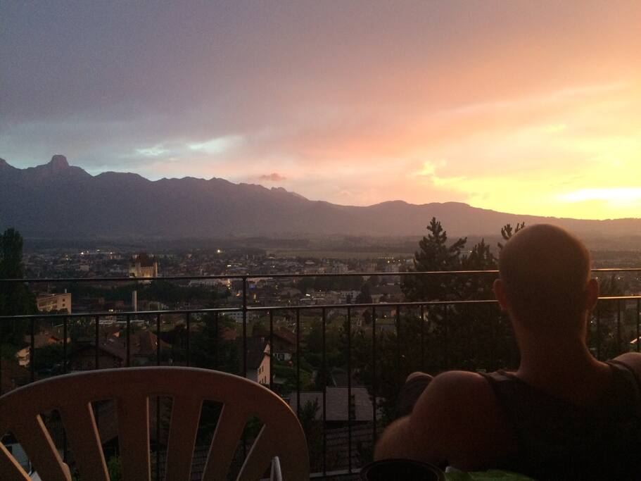 Aussicht von Balkon auf Panorama von Thun