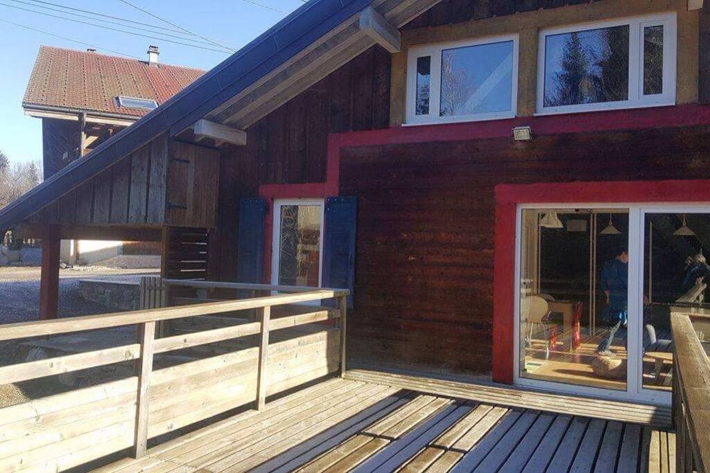 une terrasse surplombant le torrent