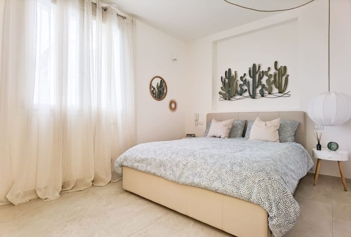 Dormitorio doble con baño privado, vestidor, TV, Netflix. 