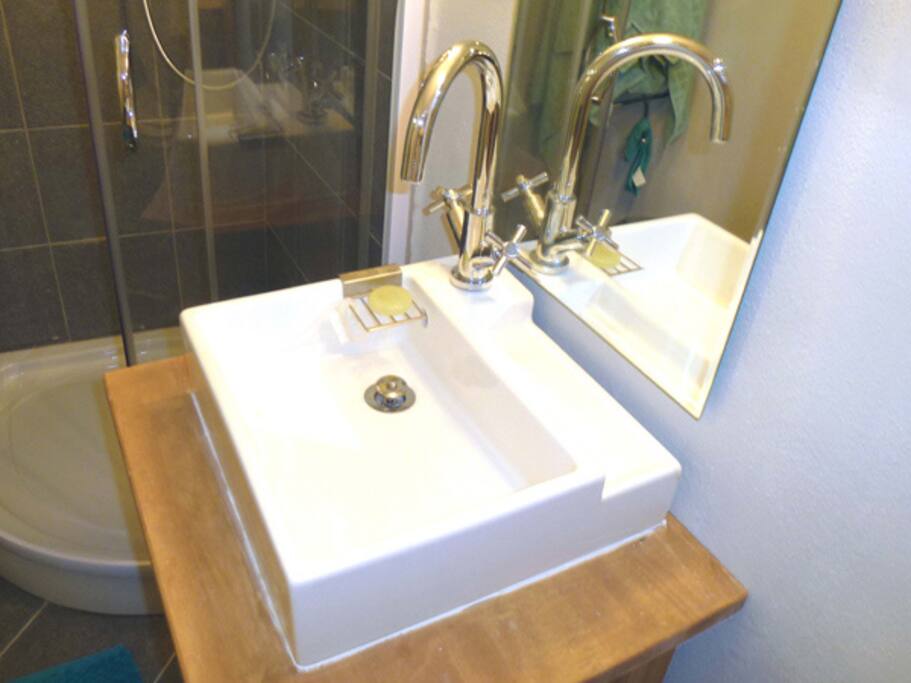 Das Bad ist mit Dusche und WC ausgestattet