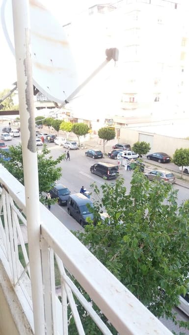 Petit balcon sur la rue. El pequeño balcon tiene una vista al bario.
