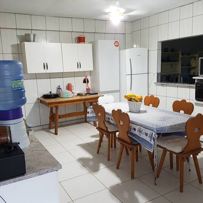Cozinha completa com micro-ondas,forno elétrico, freezer na geladeira, torradeira de pão,chapa para sanduiche.