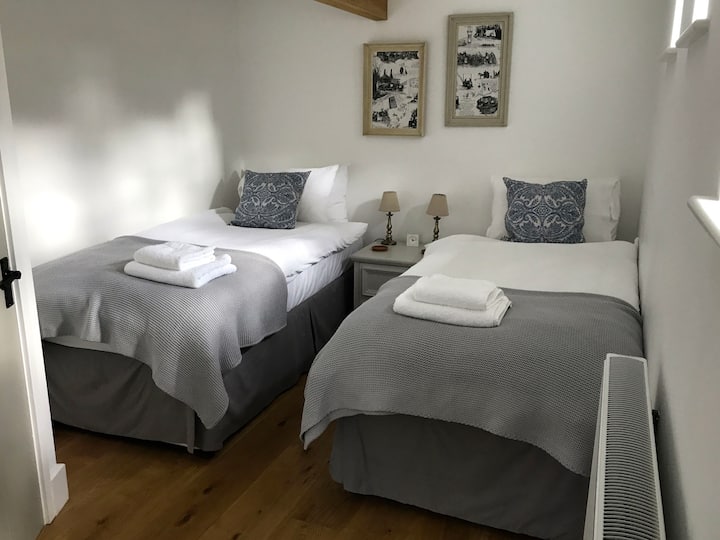 İkimərtəbəli yataq otağı - 2 birnəfərlik çarpayı və ya..