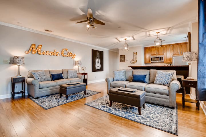 King Beds| WalktoBroad| 2 Bdr | 2 Bath | Pinnacle!