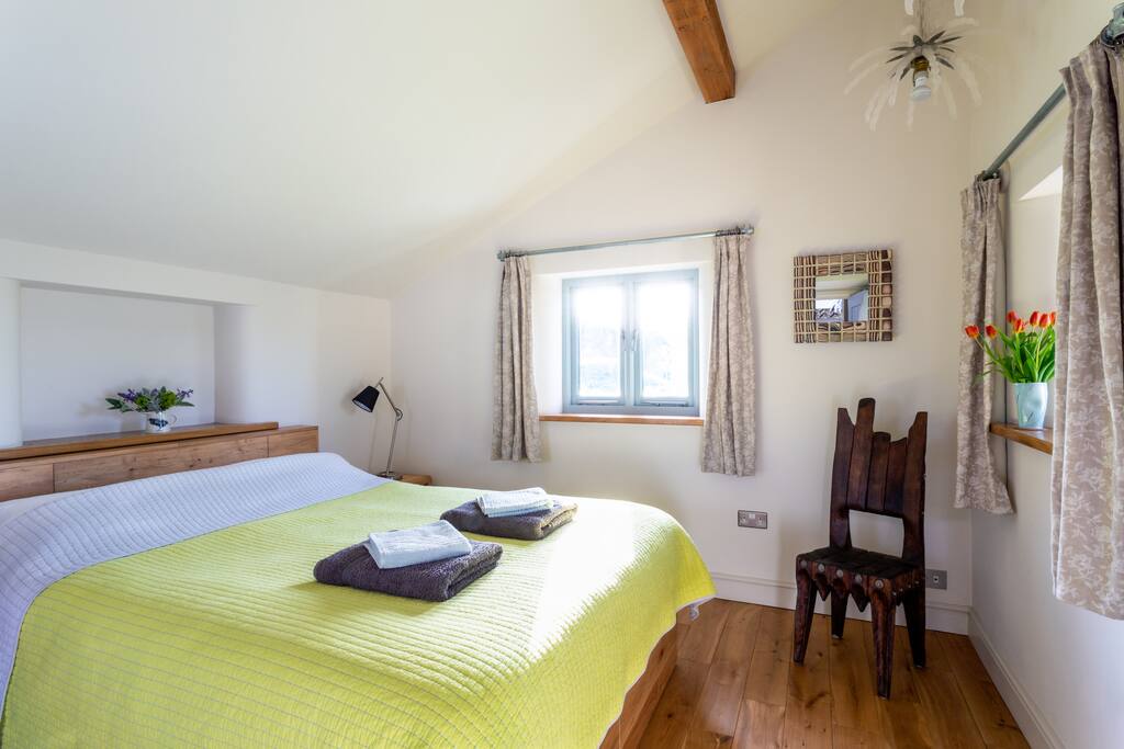 The master bedroom. Very comfortable King size mattress. Crisp Egyptian cotton bedlinen, plentiful storage..