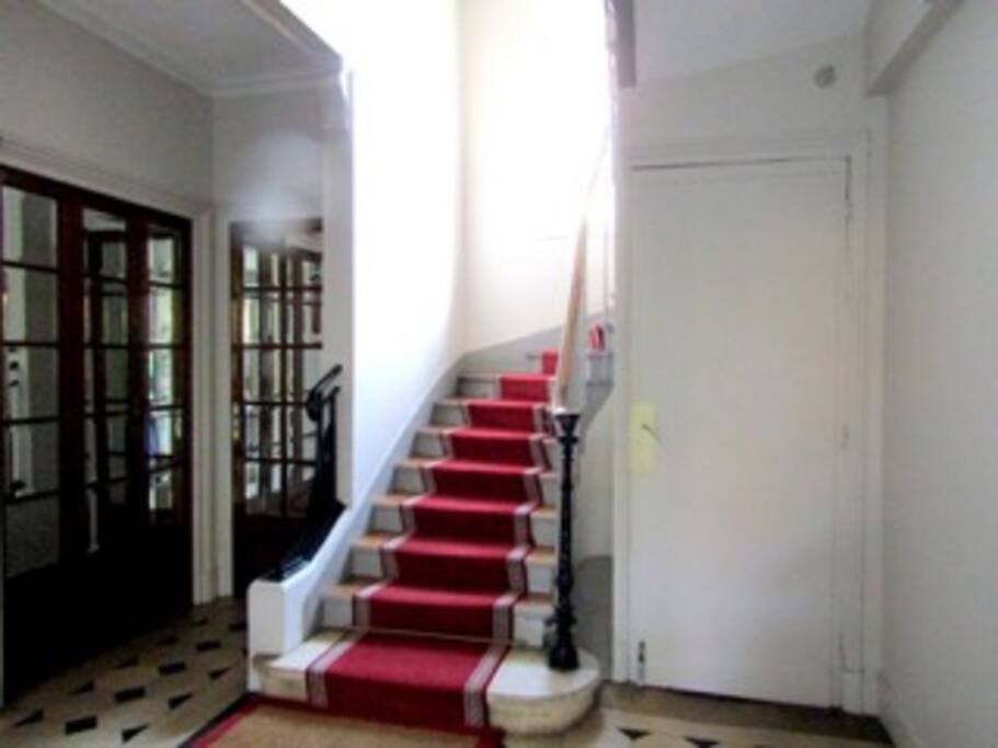 Spacieux hall d'entrée. Il n'y a pas d'ascenceur, l'appartament se situe au 3ème étage.
