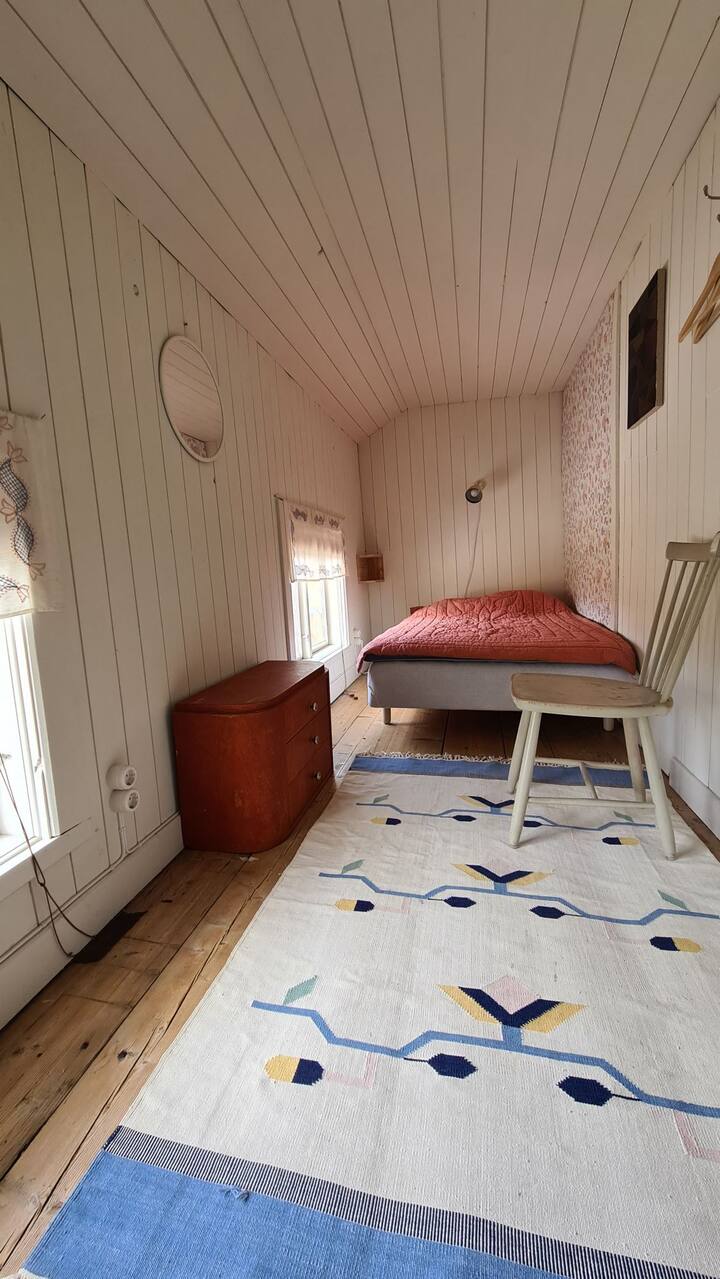 Spálňa 4, na poschodí. Dostaňte sa cez spálňu 3. Má dvere. Posteľ so šírkou 105 cm.