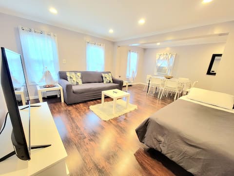 Cozy Suite 5 min walk to train/15 min JFK+parking