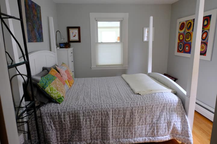 เตียงควีนไซส์ในห้องนอน