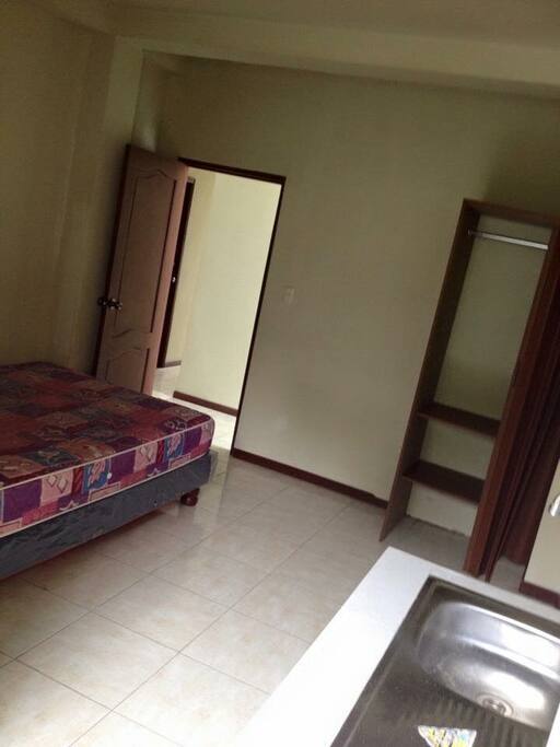 Queda en un segundo piso con entrada independiente, ubicado en Bellavista cerca de todo.
