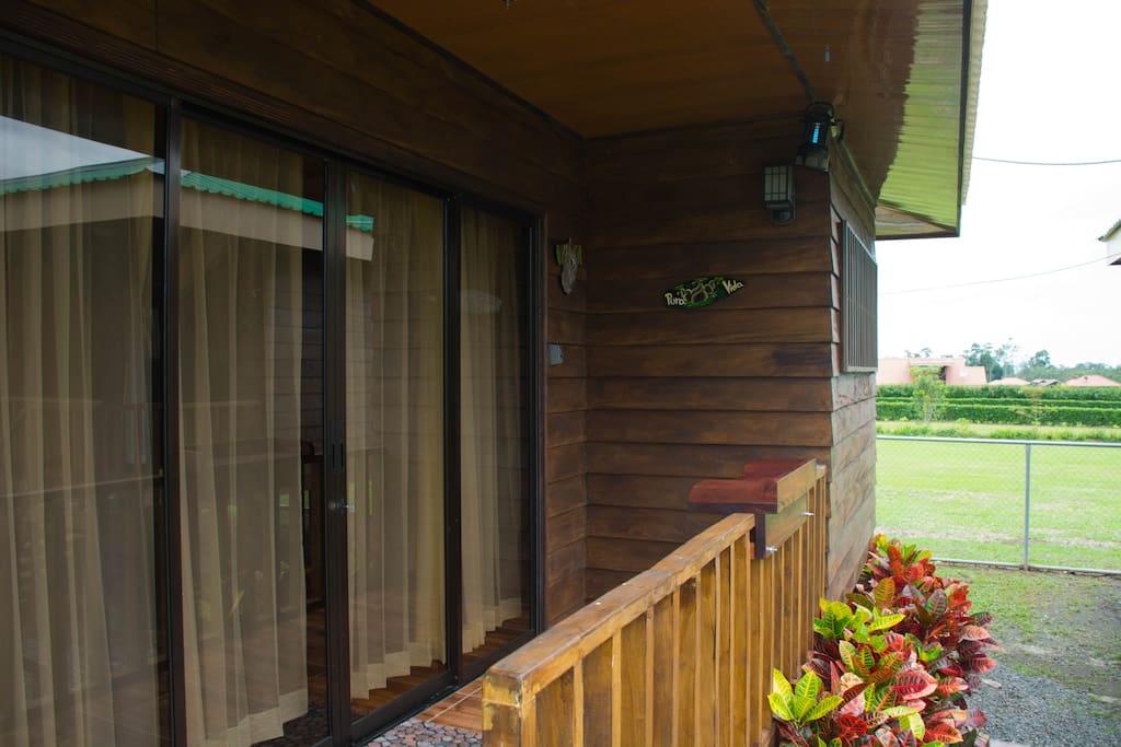 Entrada de la cabaña Perezoso - Entrance of the cottage