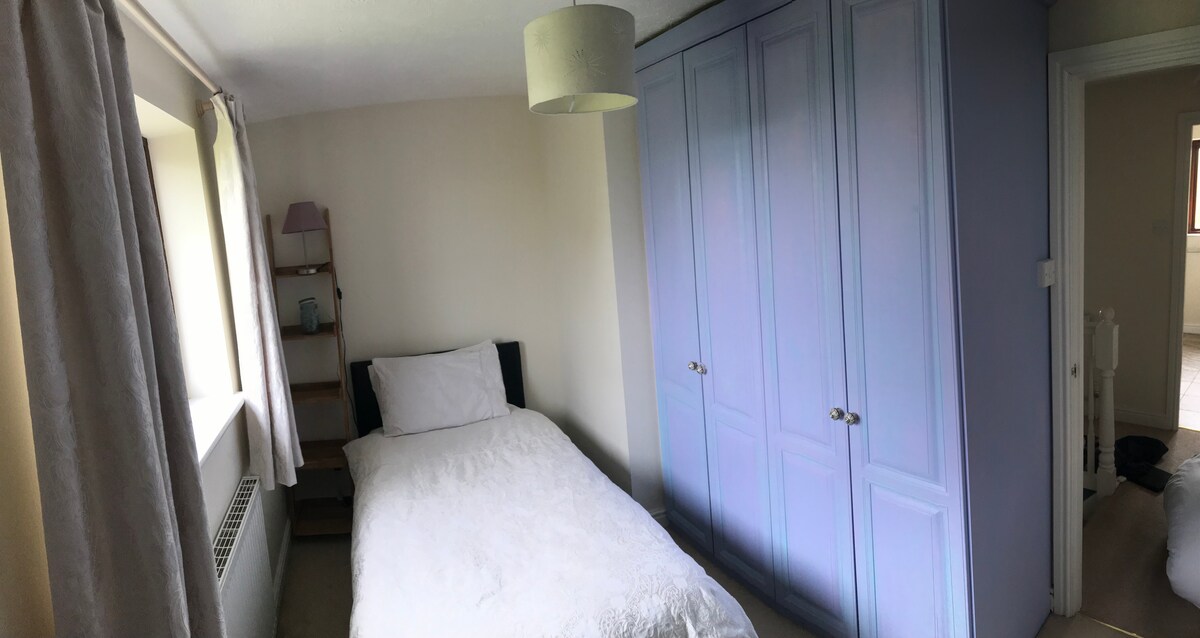 Chumba cha kulala 4 - kitanda kimoja; mwonekano wa mashambani. Kitanda cha Z (kitanda cha kukunja kwa ajili ya mtu mmoja wa ziada). WARDROBE ya kani, rafu na meza ya kitanda/ taa.