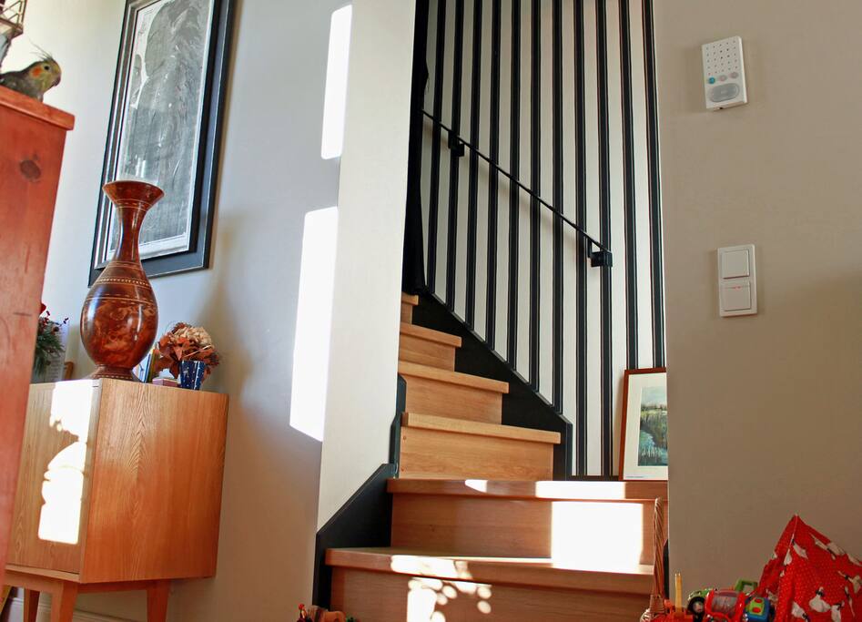 Blick vom Essbereich in Richtung Flur zum Wohnzimmer und Treppe in die Mansarde - view from the dining area to the long floor leading to the living room and at the stairs to the upper floor