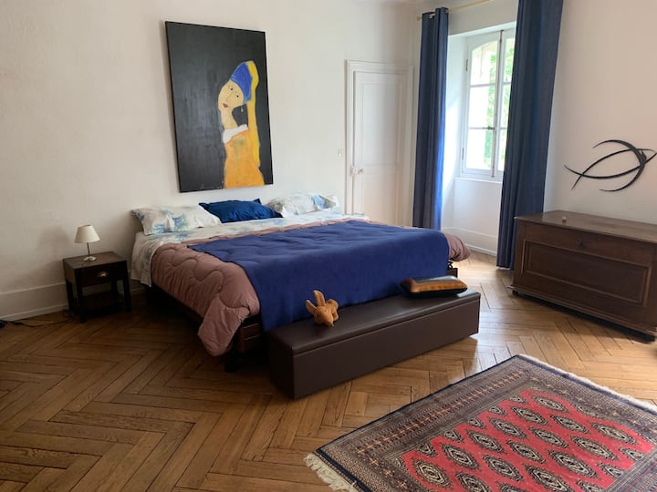 Დაბალი საძინებელი (საწოლი 200 × 200)