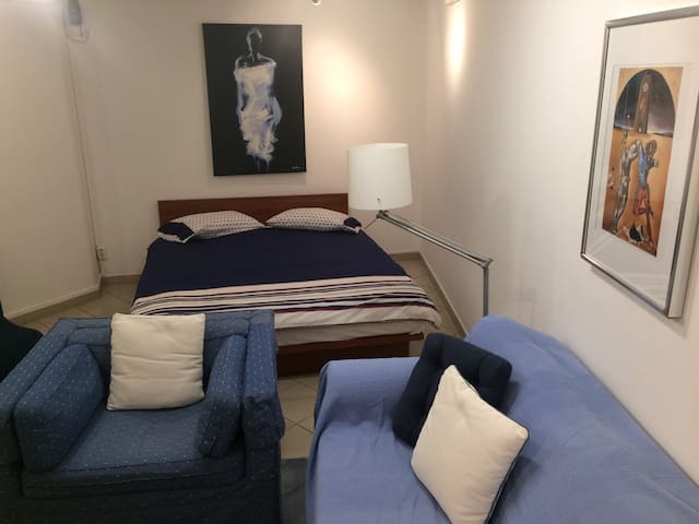 Mets the secret of central Athens,no cleaning fee!