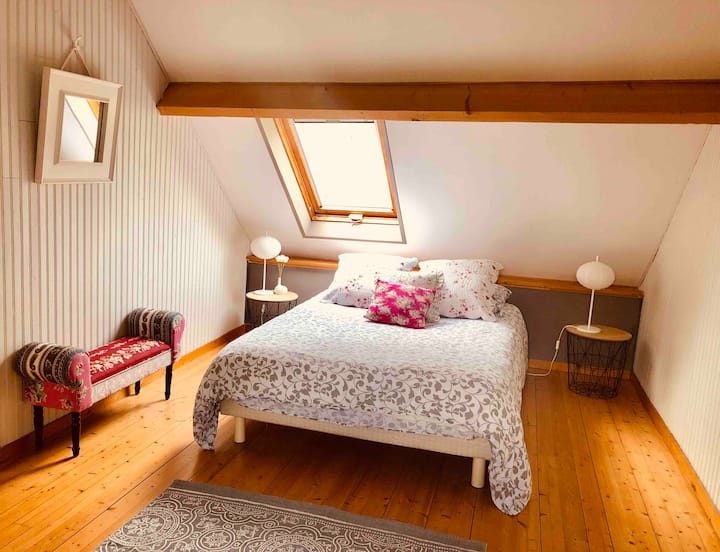 第一间卧室双人床 