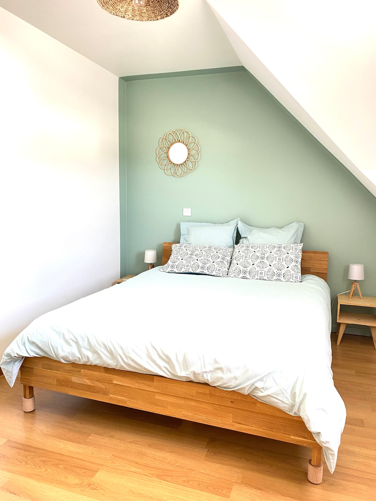 habitación con cama de 160x200 y TV