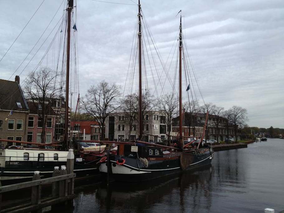 De Handelskade in Zwartsluis is rustig en sfeervol