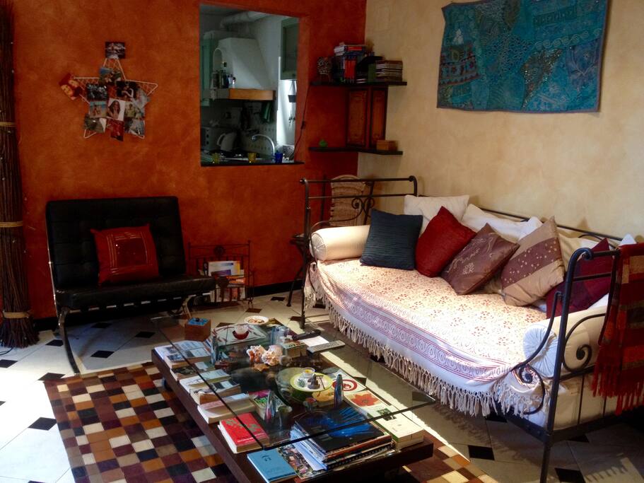 salottino con divano letto singolo- sittingroom with single bed sofa