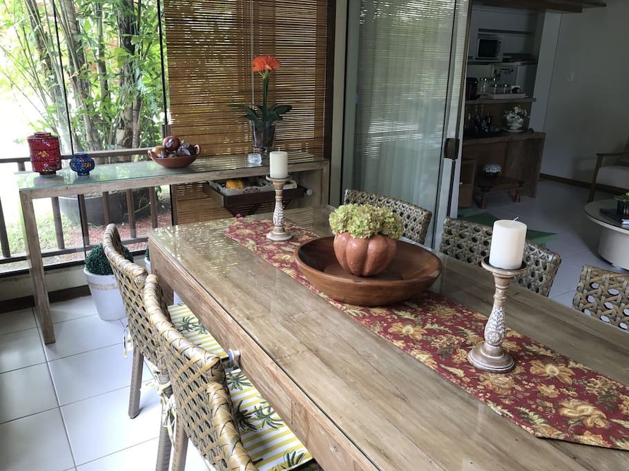 Varanda com mesa de jantar