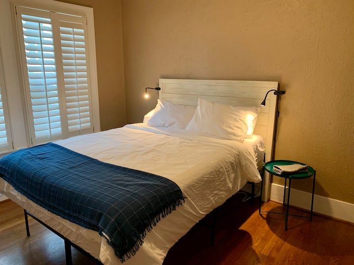 第二间卧室配有大床