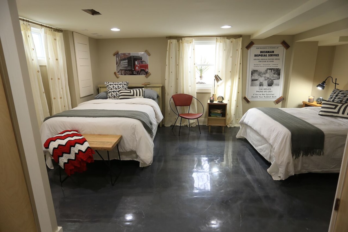 Suite para huéspedes de nivel inferior: 
2 camas de tamaño completo, se conecta con un baño de 3/4 y una sala familiar. 