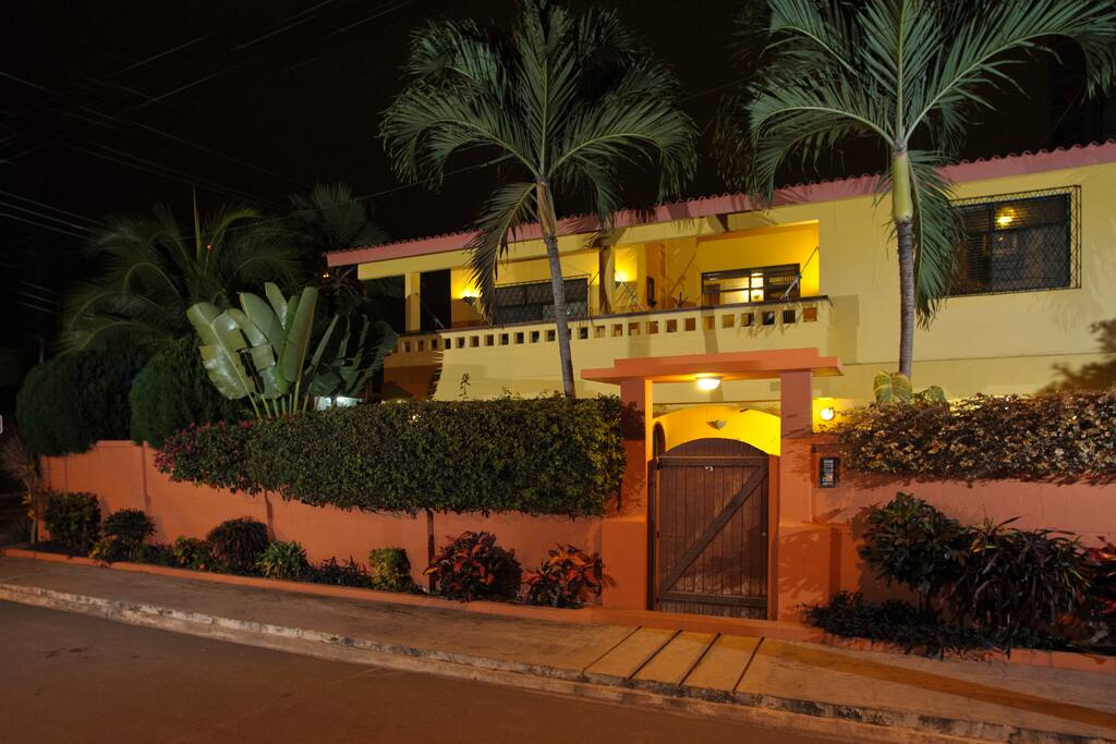 FACHADA NOCHE