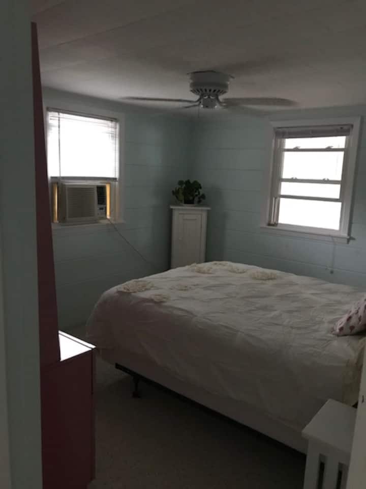 1号卧室配有标准双人床