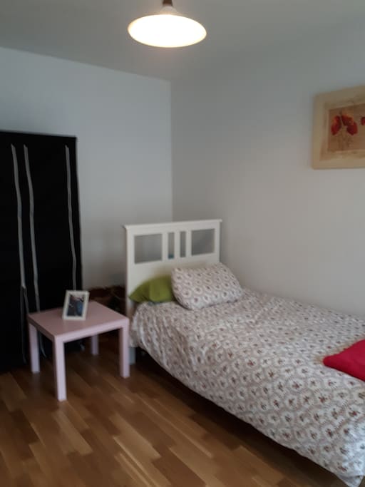 Zimmer mit Balkon
