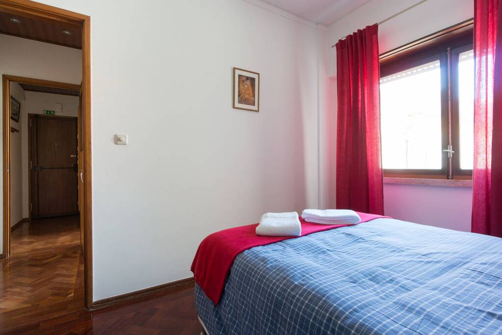 Bedroom with double bed and closet