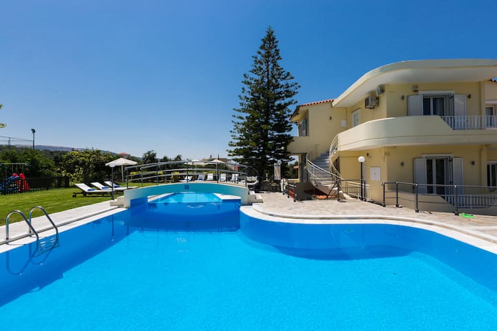 Pool, basket, playground, soccer, volley and more!