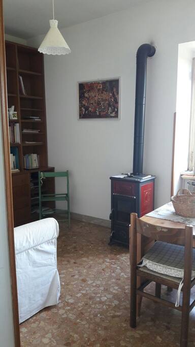 Soggiorno con stufa a legna