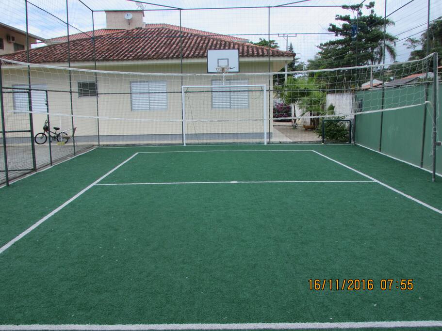 Quadra esportiva com gramado sintético