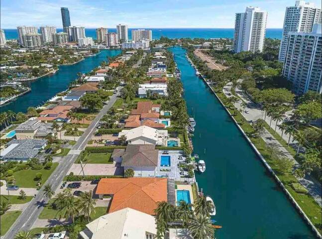 FENDI WATER-FRONT 6 BR & 4BA Luxurious & HEAT POOL gallery image 3