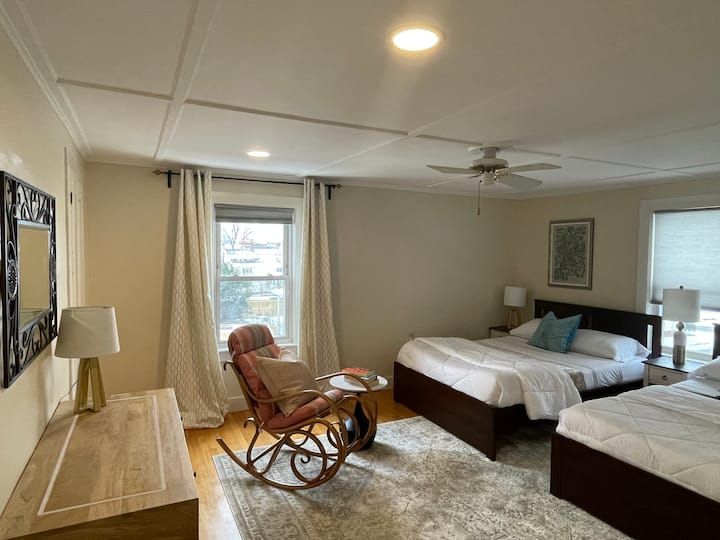 Spavaća soba na gornjoj etaži: dva bračna kreveta. 