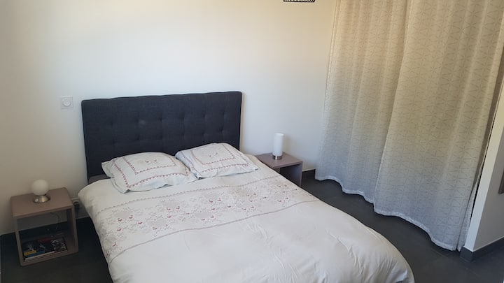 spavaća soba s uredom i opremljenim ormarom