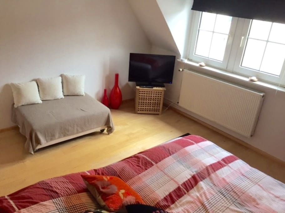 the bedroom including TV
das Schlafzimmer
mit Fernsehen