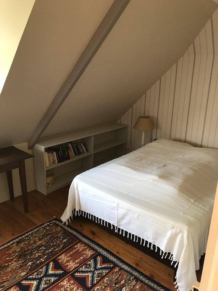 Sovrum med dubbelsäng på andra våningen