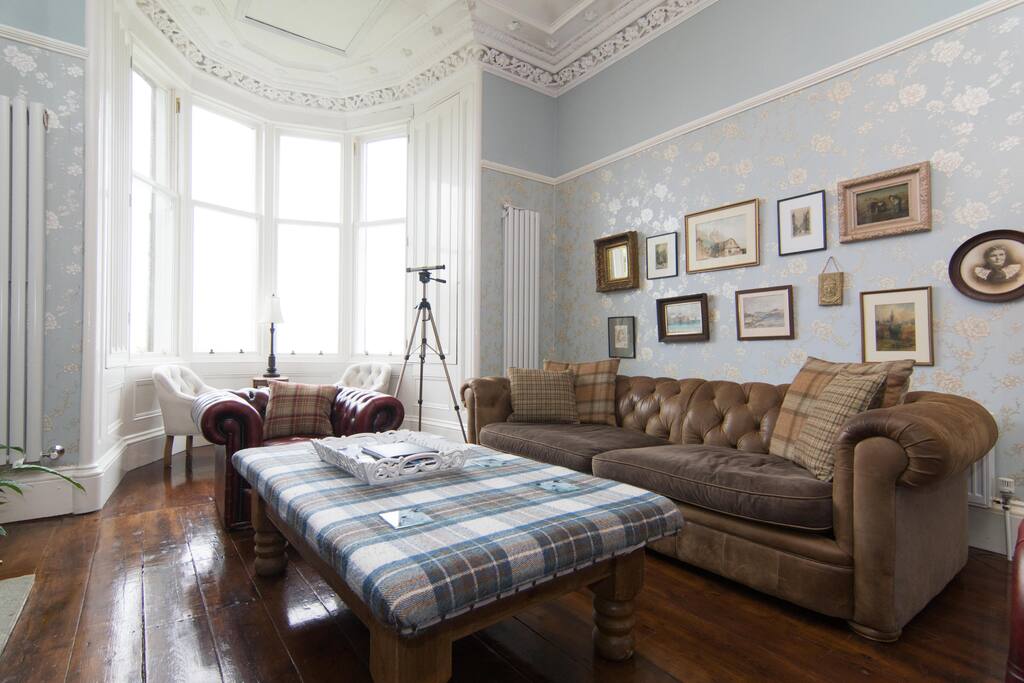 Lounge with seating for eight