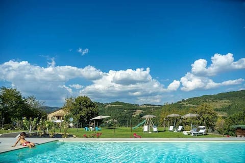 Le Olive: apartment with 4 bedrooms, 4 bathrooms, wood-burning stove and pool