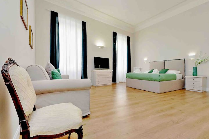 AN AMAZING SUITE OF 200 MQS IN FRONT OF COLOSSEUM