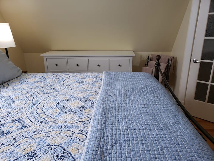 Ye Olde Barne-ს აქვს საკმარისი ტანსაცმლის საცავი, თუ ხანგრძლივი სტუმრობისთვის ხართ ჩამოსული - იქნება ეს დასვენება,  მუშაობა თუ გადაღება ადგილზე.