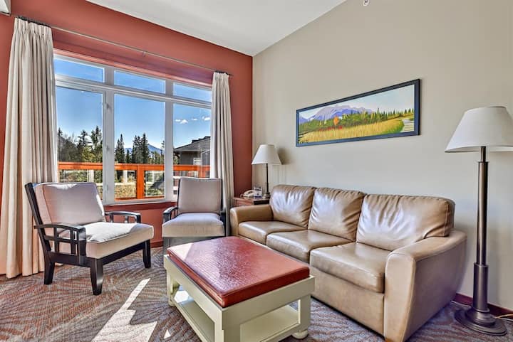 Explora nuestra sala de estar, que tiene un sofá cama con capacidad para hasta dos adultos y una impresionante vista a la montaña.