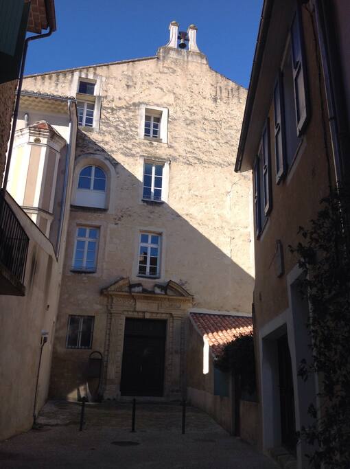 La Chapelle au fond de l'impasse . En été une jolie terrasse de restaurant s'y installe.